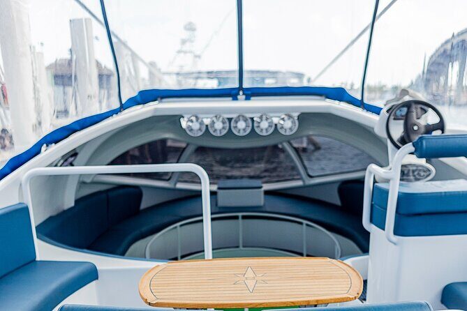 Bahamas on a Semi Submersive Glass Bottom Boat - The crew and commentary: names you might hear at the dock