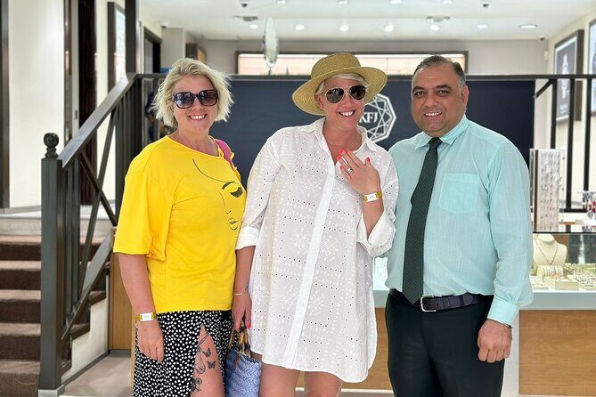 Champagne and Diamond Shopping Experience in Downtown, Bahamas - Where it fits best: cruise days, couples, gifts, and anniversaries