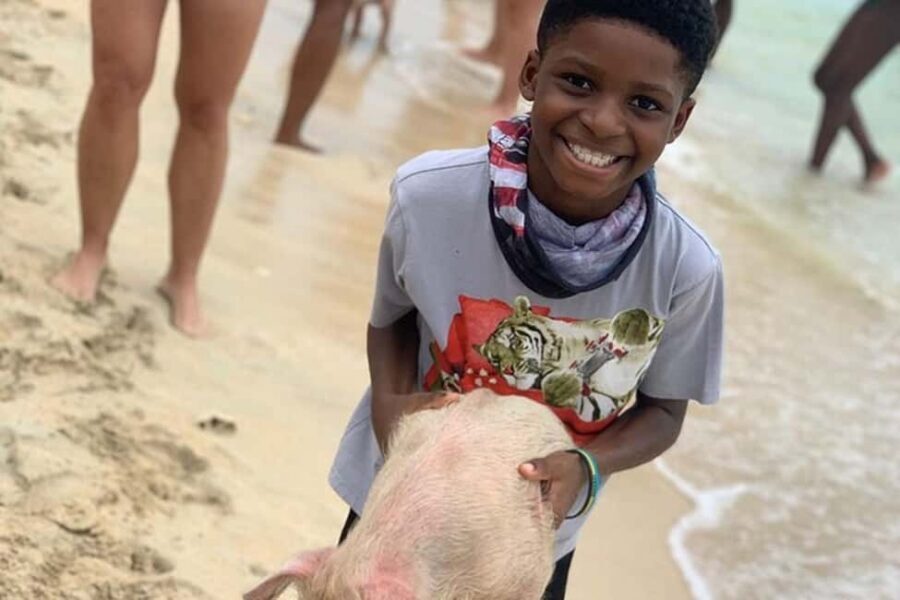 Nassau: Island Hopping Boat Trip with Lunch & Drinks - Pig Beach: The Signature Swimming Pigs Experience