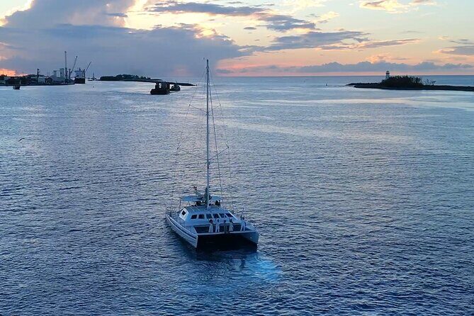 Nassau: Sunset Dinner Cruise - Sunset Views Over Paradise Island and Atlantis Resort