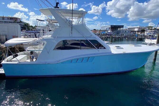 Private 45 Hatteras Sportfishing in Nassau - Cruising Past Million-Dollar Houses and Paradise Island Stories