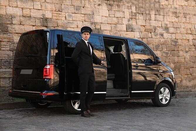 Private One-way Transfer Lynden Pindling Airport To Nassau - Meet and greet plus 45-minute waiting: the anti-stress setup