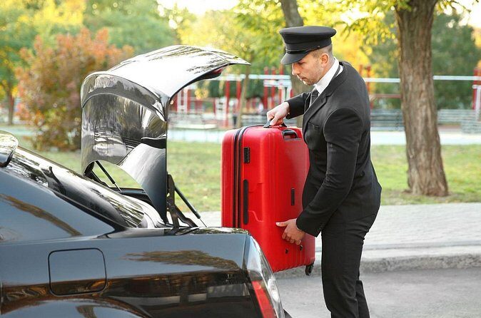 Private One-way Transfer Lynden Pindling Airport To Nassau - Potential hiccups: locating the driver and timing expectations